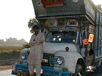 Camion pakistanais et son chauffeur