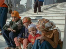 Sur les marches du temple d'or d'Amritsar