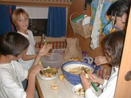 Les enfants nous préparent le repas à Quetta